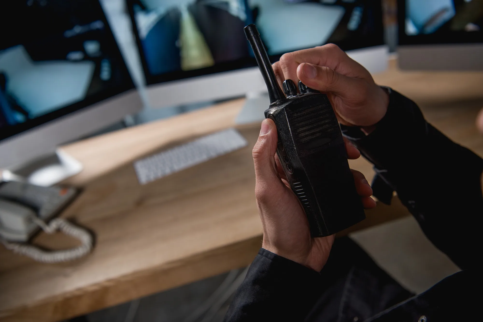 Agent de sécurité en liaison radio lors d'une ronde de surveillance en copropriété