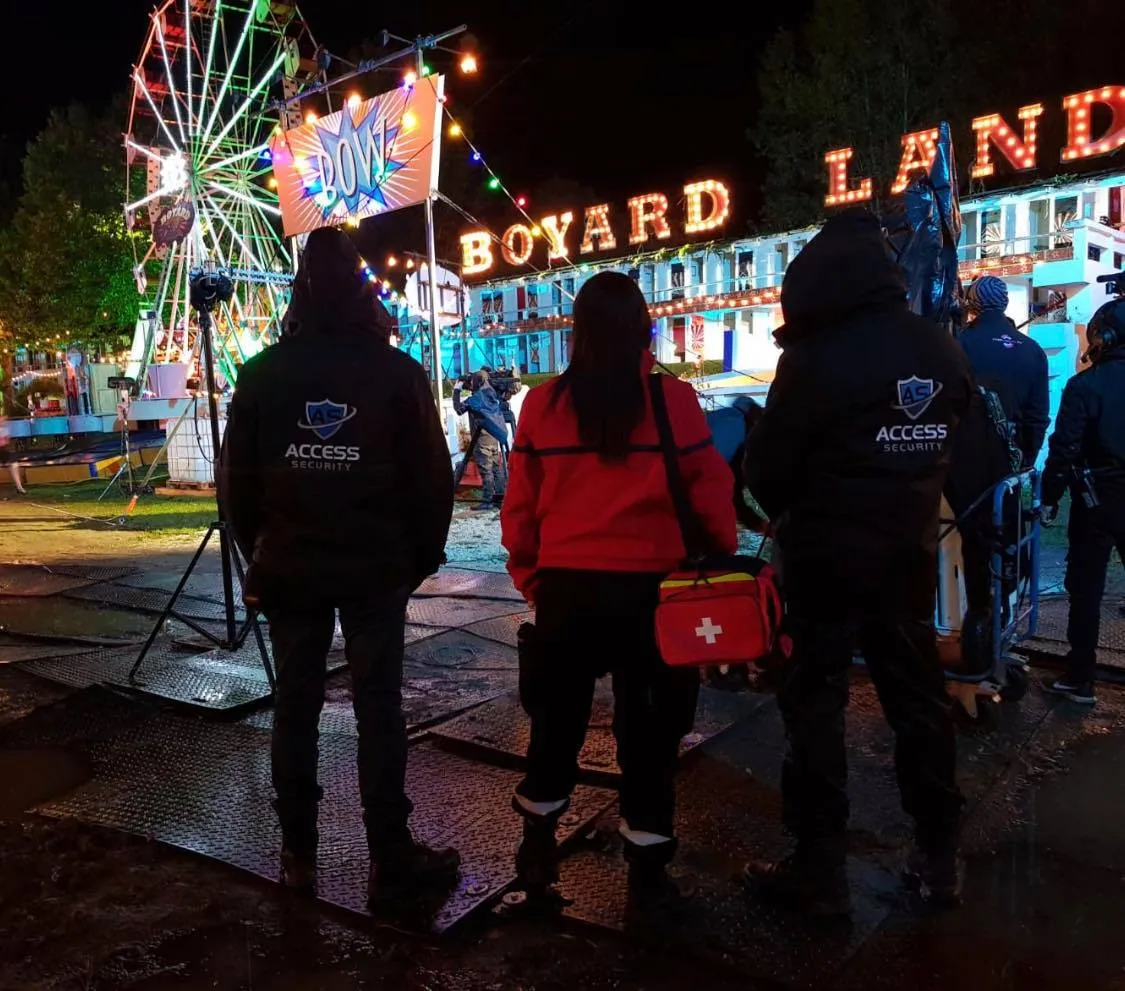 Sécurité à la fête foraine la nuit, avec manège et premiers secours.