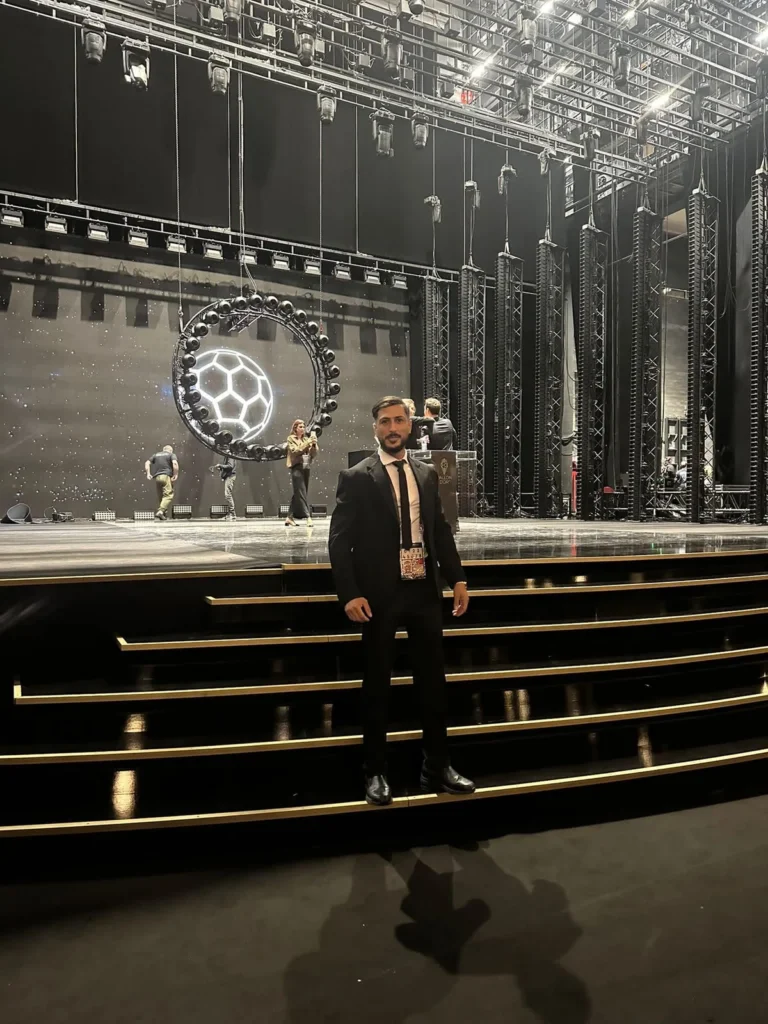 Agent de sécurité mobilisé à proximité de la scène lors du Ballon d’Or 2025 au Théâtre du Châtelet