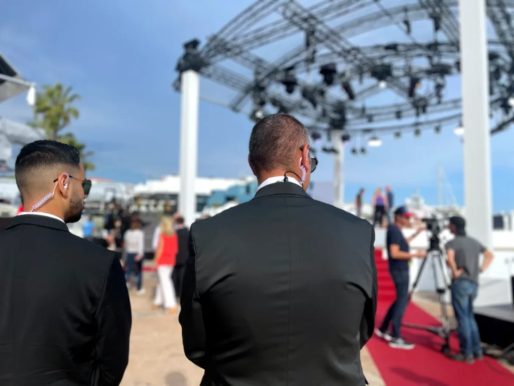 Agents de sécurité UAS équipés d’oreillettes sur un plateau média à Cannes