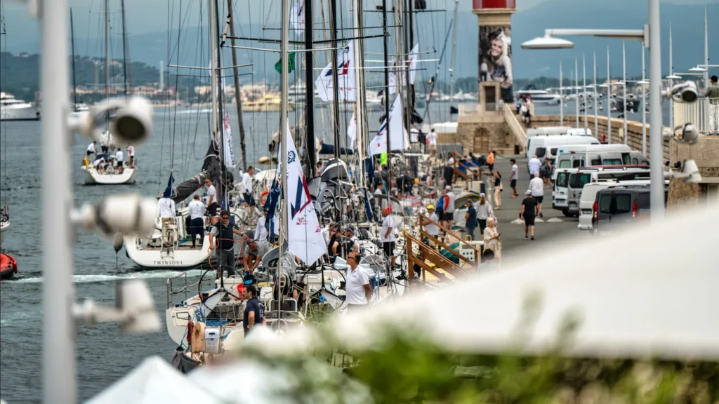 Voiliers de course et équipages dans le port de Saint-Tropez pendant la Loro Piana Giraglia 2026