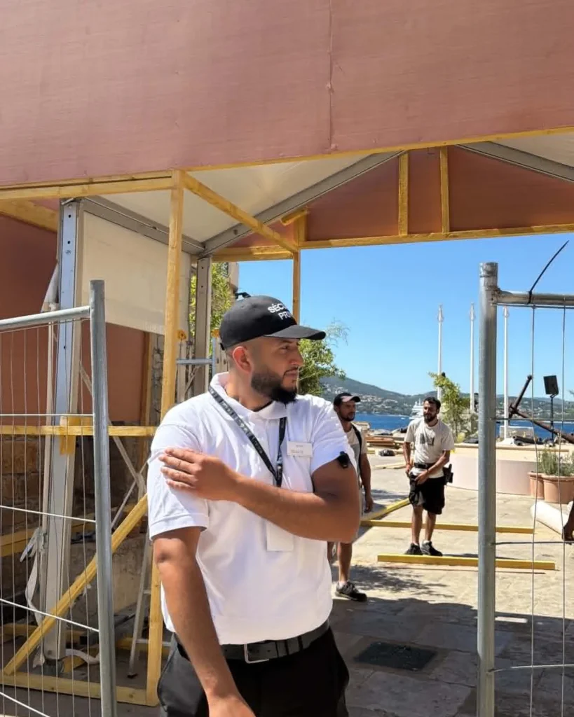 Agent de sécurité UAS en poste pendant le montage de la Loro Piana Giraglia 2026 à Saint-Tropez