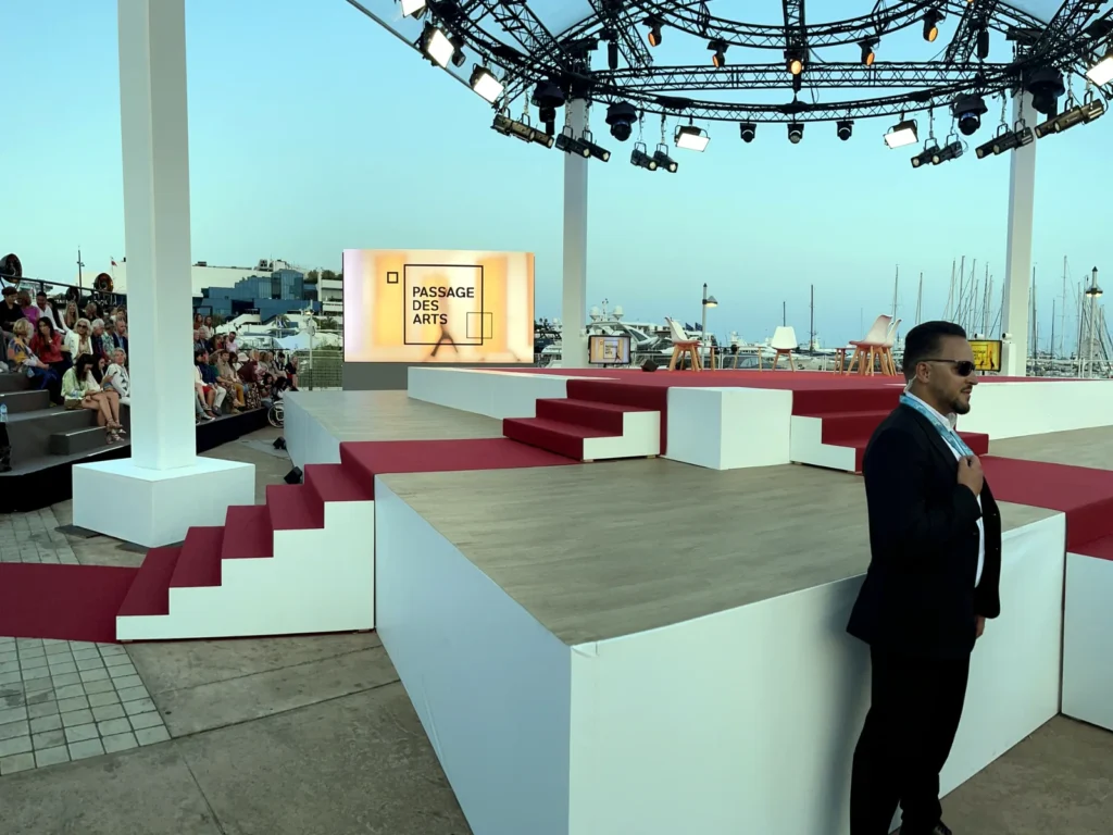 Agent de sécurité UAS près d’un plateau audiovisuel accueillant du public à Cannes
