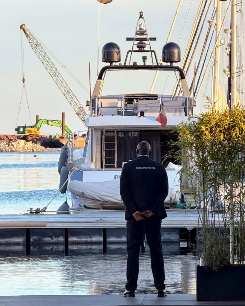 Agent de sécurité privée UAS en surveillance sur une zone portuaire à Cannes