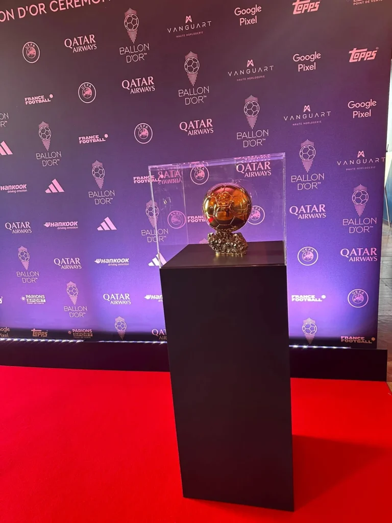 Trophée du Ballon d’Or présenté dans l’espace de la cérémonie 2025 à Paris