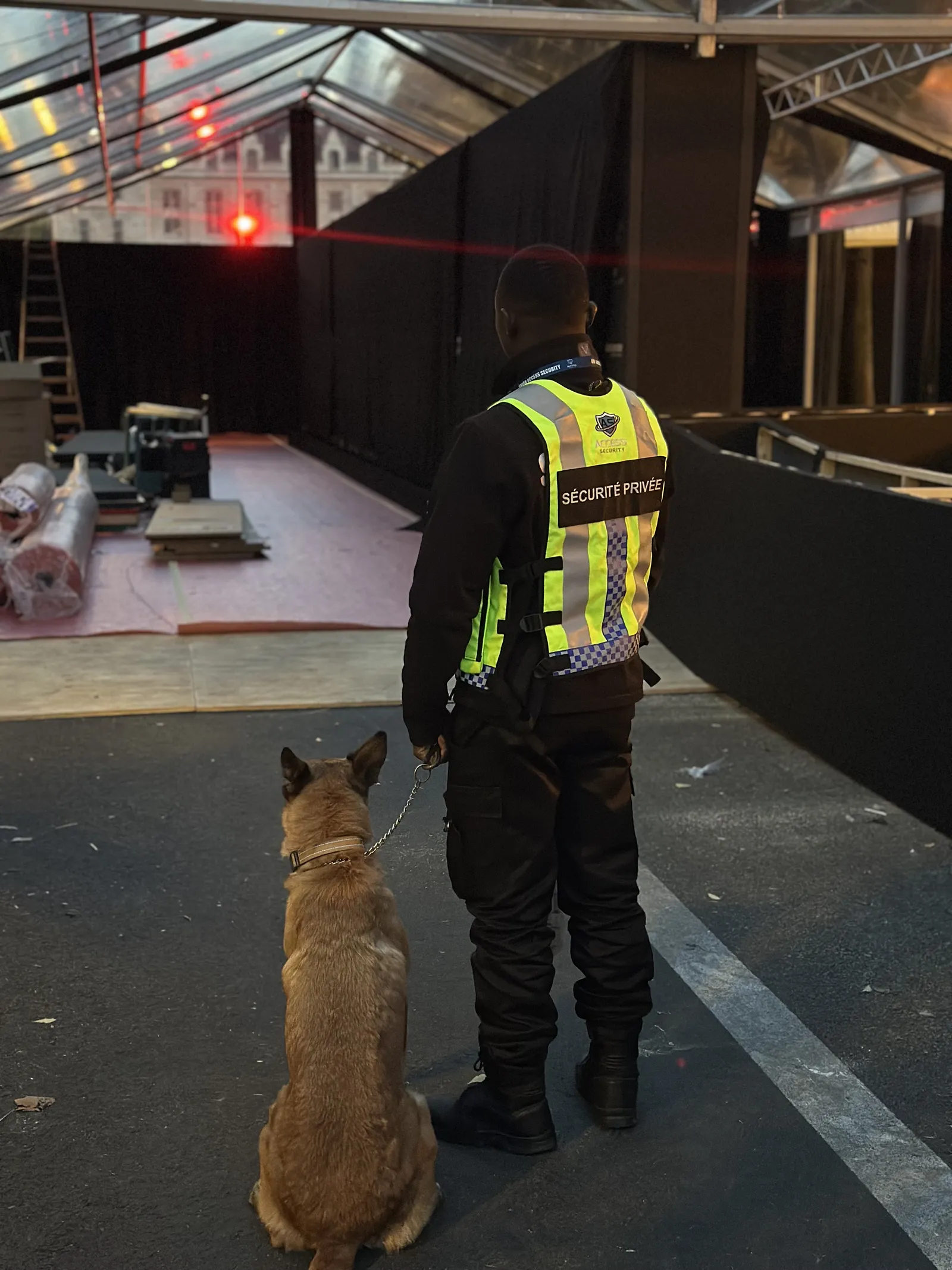 Maître-chien UAS sécurisant les opérations de montage au Théâtre du Châtelet à Paris