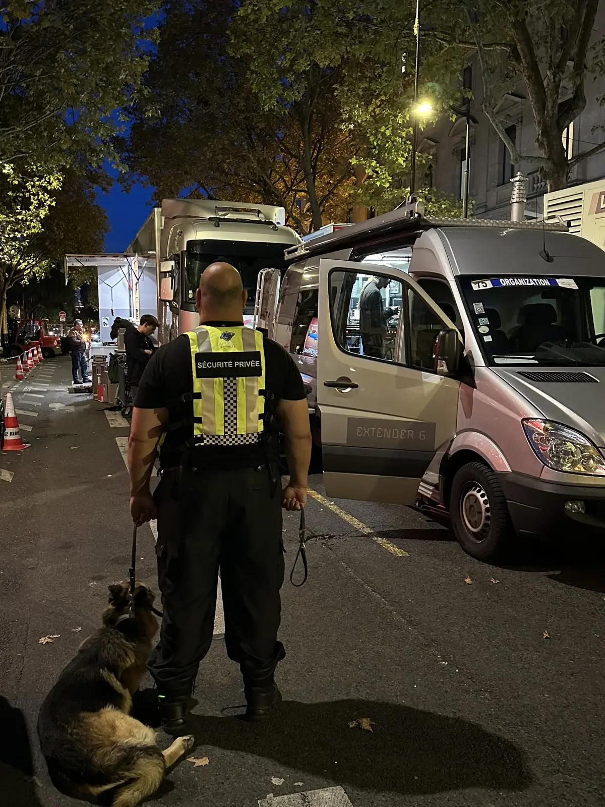 Agent maître-chien Union Access Security en mission